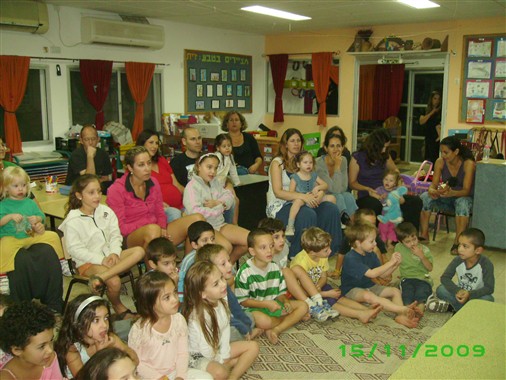 הילדים צופים בהצגת תאטרון בובות של המעיל המופלא של יוסף בגן תפוח, מנוף