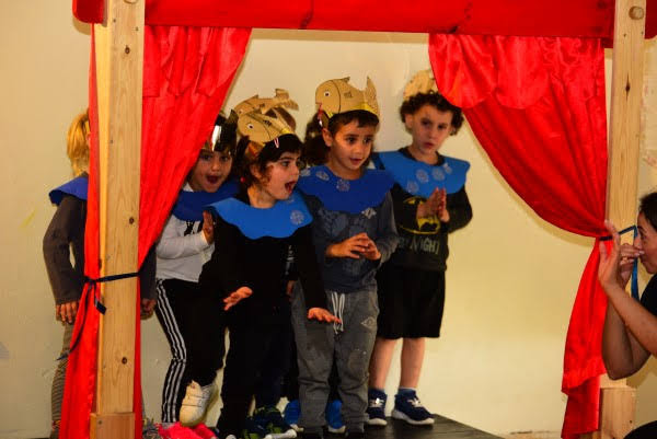 ילדי גן תאטרון בחיפה מציגים את הספר 